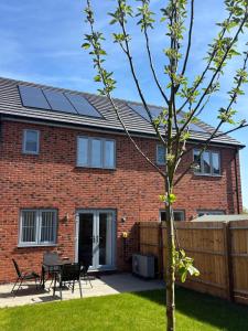 ein Haus mit Solarpaneelen auf dem Dach in der Unterkunft Oakfield View in Credenhill
