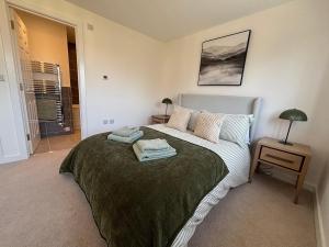 ein Schlafzimmer mit einem Bett und einem Tisch mit einer Lampe in der Unterkunft Oakfield View in Credenhill