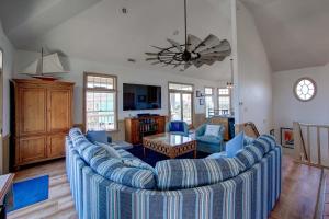 a living room with a blue couch and a table at 7678 - Drumstick in Avon +89 photos