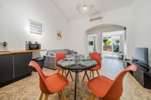 a kitchen and a living room with a table and chairs at Villa Cocon Jacuzzi in Saint-Pierre