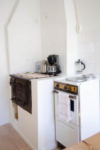 a small kitchen with a stove and a refrigerator at Studio Skata in Pietarsaari