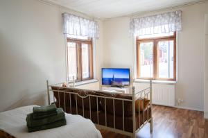 a bedroom with a bed and a computer on a desk at Studio Skata in Pietarsaari