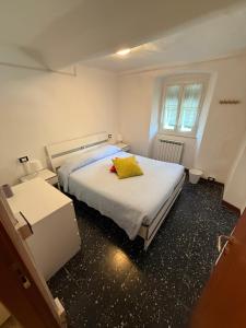 a bedroom with a bed with a yellow pillow on it at Alba in Mele