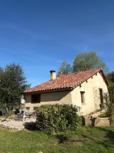 a small white house with a table and chairs at Gîte de Rille in Castelnau-Durban