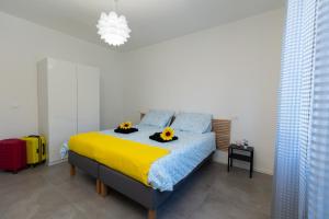 a bedroom with a bed with two sunflowers on it at Gradisca Go Home in Gradisca dʼIsonzo