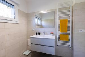 a bathroom with a sink and a mirror at Gradisca Go Home in Gradisca dʼIsonzo +26 photos