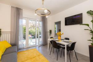 a living room with a table and chairs and a couch at Gradisca Go Home in Gradisca dʼIsonzo
