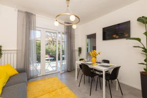 a living room with a table and chairs and a couch at Gradisca Go Home in Gradisca dʼIsonzo