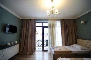 Rúm í herbergi á Snow King Hotel