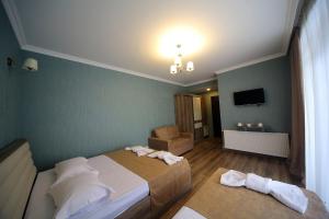 Rúm í herbergi á Snow King Hotel