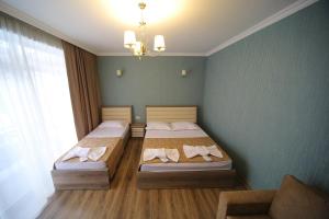 Rúm í herbergi á Snow King Hotel
