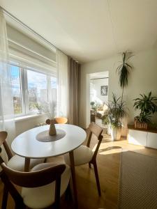 a living room with a white table and chairs at Vabaduse apartment in Võru