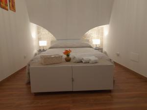 a bedroom with a bed with two towels on it at La casetta nel cuore di Sciò in Gioia del Colle