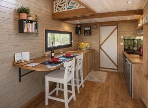 a kitchen with a table in a tiny house at La Tiny House de Nanou in Rochefort