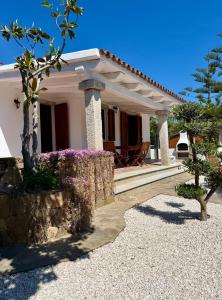 a small white house with a tree in front of it at Villa Peru in Tanaunella