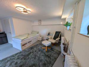 a small room with a bed and a chair at Gästezimmer am Deister in Barsinghausen