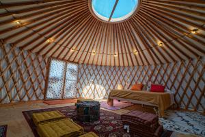a room with a bed and a window in a yurt at Amapolas agri glamping in Camerano