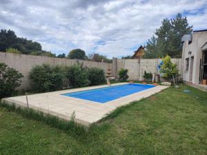 a small swimming pool in a yard next to a fence at El último Cartucho in Tandil