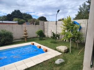 a backyard with a swimming pool in the yard at El último Cartucho in Tandil