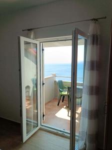 una porta scorrevole in vetro con vista sull'oceano di Apartments NONO a Senj