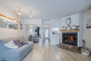 a living room with a couch and a fireplace at Le loft du Hameau in Stoneham