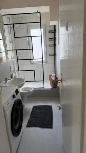 a bathroom with a washing machine and a sink at WorkHome A2 zu 6 in Lünen