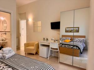 a small bedroom with a bed and a desk and a desk at Respiro Mediterraneo in Mondello