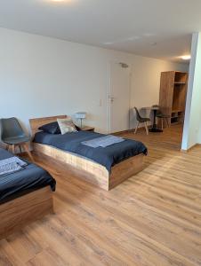 a bedroom with two beds and a desk at CalmApart Firmenrechnung mit MwSt in Kleinkötz