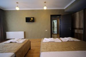 Rúm í herbergi á Snow King Hotel