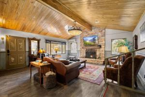 a living room with a couch and a fireplace at Secluded River View Hideaway in Hungry Horse