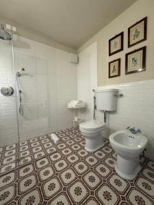 a bathroom with a toilet and a shower and a sink at Casa Tarabuso B&B in Reggio Emilia +26 photos