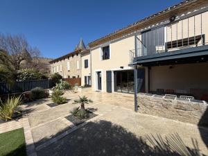 a house with a courtyard in front of it at La Vade in Carcassonne