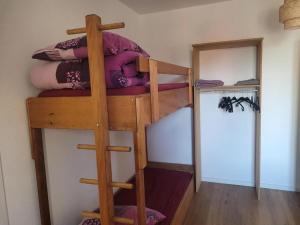 a couple of bunk beds in a room at Auberge des Fées in Buttes