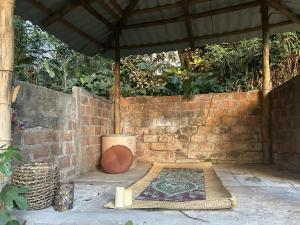 an outdoor area with a rug and a brick wall at Quinta Pompella in San Salvador