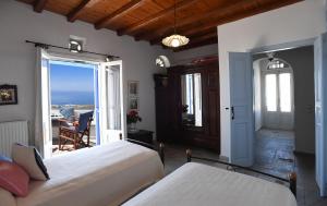 Postel nebo postele na pokoji v ubytování Tinos Sky View Villa