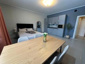 a room with a table and a bedroom with a bed at Villa Karijoki in Karijoki