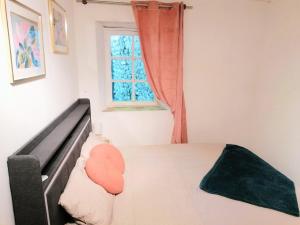 a bedroom with a bed with a heart pillow on it at Maisonnette Beauceronne in Eole-en-Beauce