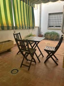 a picnic table and two chairs in a patio at Buenos Aires apartamento in Guadix +6 photos