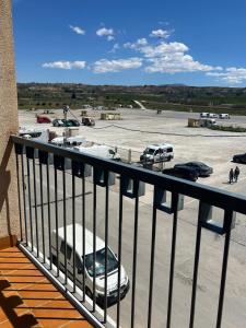 a balcony with a view of a parking lot at Buenos Aires apartamento in Guadix