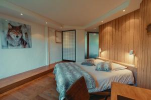 a bedroom with a bed and a picture of a wolf at appartement 103m2 près de Megève, face à télécabine la Princesse,2 chambres , garage, local à ski in Demi-Quartier