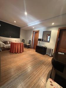 a room with a table and a bed and a mirror at Casa Enmedio in Iznatoraf