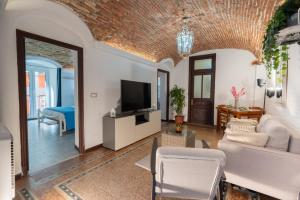 ein Wohnzimmer mit Sofa und Fernseher in der Unterkunft Ellie in Imperia + 3 Fotos