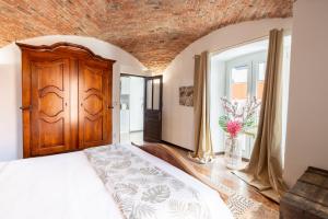 ein Schlafzimmer mit einem Bett und einer Holztür in der Unterkunft Ellie in Imperia