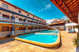 ein Pool im Innenhof eines Hotels in der Unterkunft Morro da Saudade in Cayru