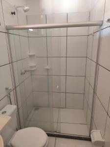 ein Badezimmer mit Dusche und Toilette in der Unterkunft Morro da Saudade in Cayru