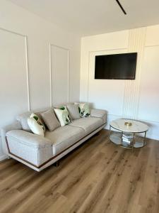 a living room with a couch and a table at Emerald Stay in Şelimbăr