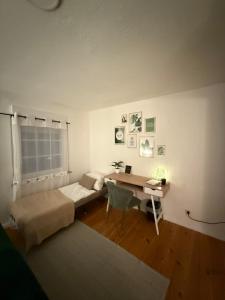 a room with a desk and a bed and a table at Gästezimmer in Hafennähe in Waren