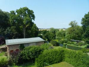 an aerial view of a garden with a building at Ferienwohnung in Ostseenähe 1 in Velgast