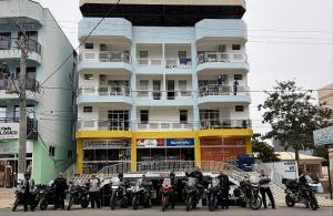 a group of motorcycles parked in front of a building at Hotel Iung in Alfredo Wagner +2 photos