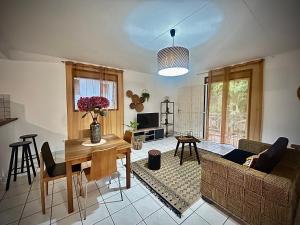 a living room with a couch and a table at Spacieux et lumineux Appartement T3 Cayenne in Cayenne